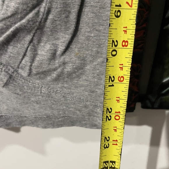 Harley-Davidson Women’s V-Neck T-Shirt Gray Floral Skull Graphic (Size Small) - Picture 6 of 9